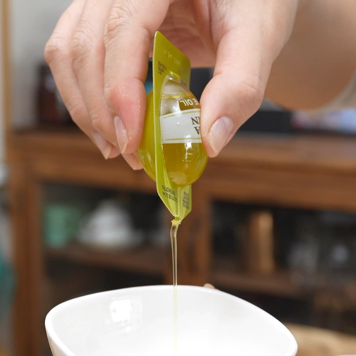 ALCALA ミニオリーバ エクストラバージンオリーブオイル 50p(小分けオリーブオイル) 使っている様子