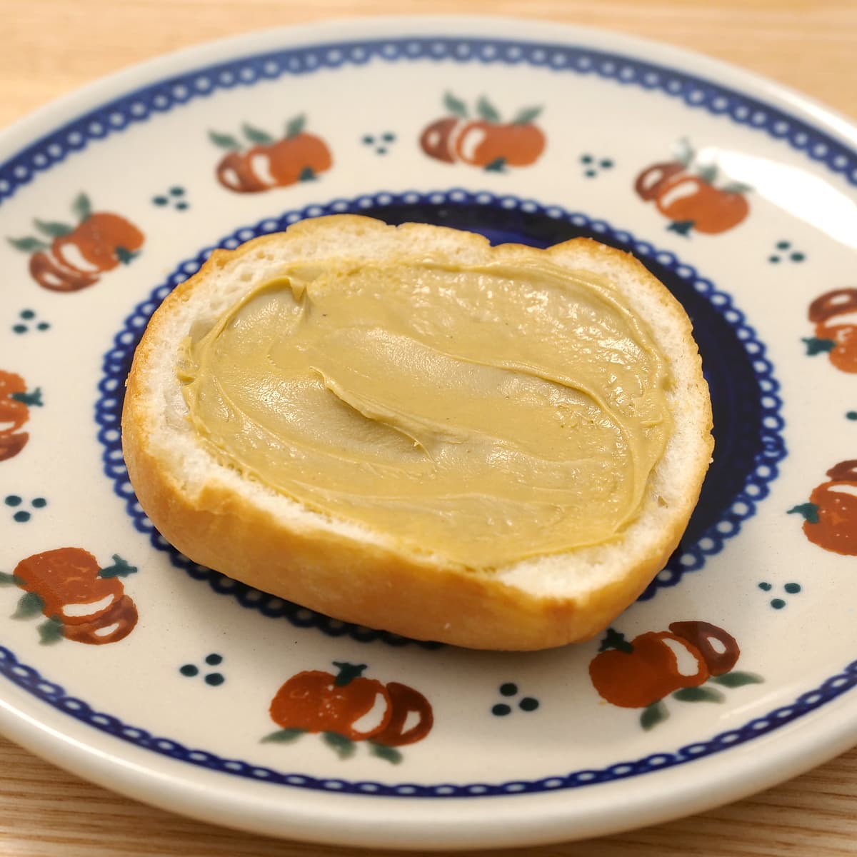 Scyavuru ピスタチオクリーム 600g ディナーロールに塗った