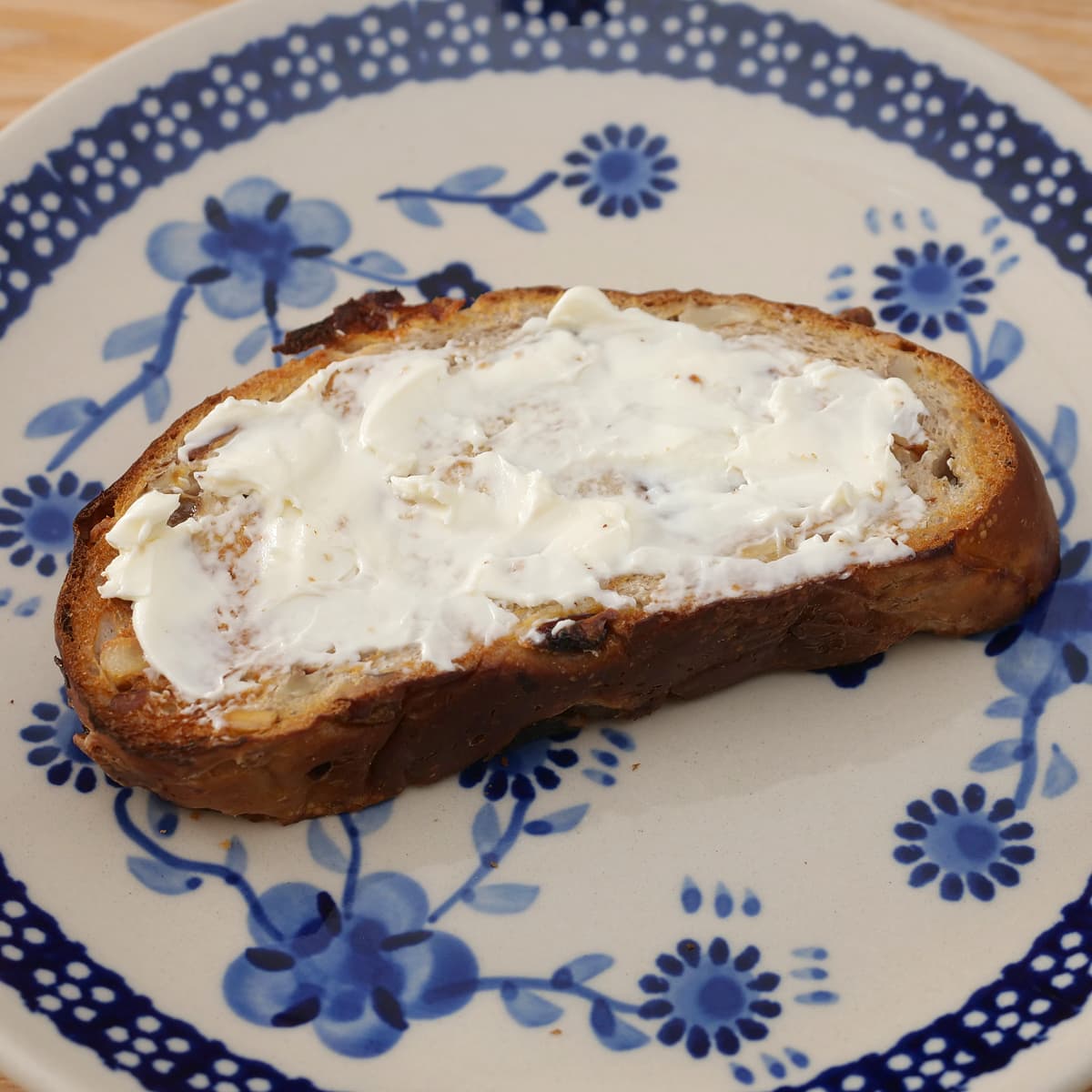 ウォールナッツレーズンブレッド トーストしてクリームチーズ