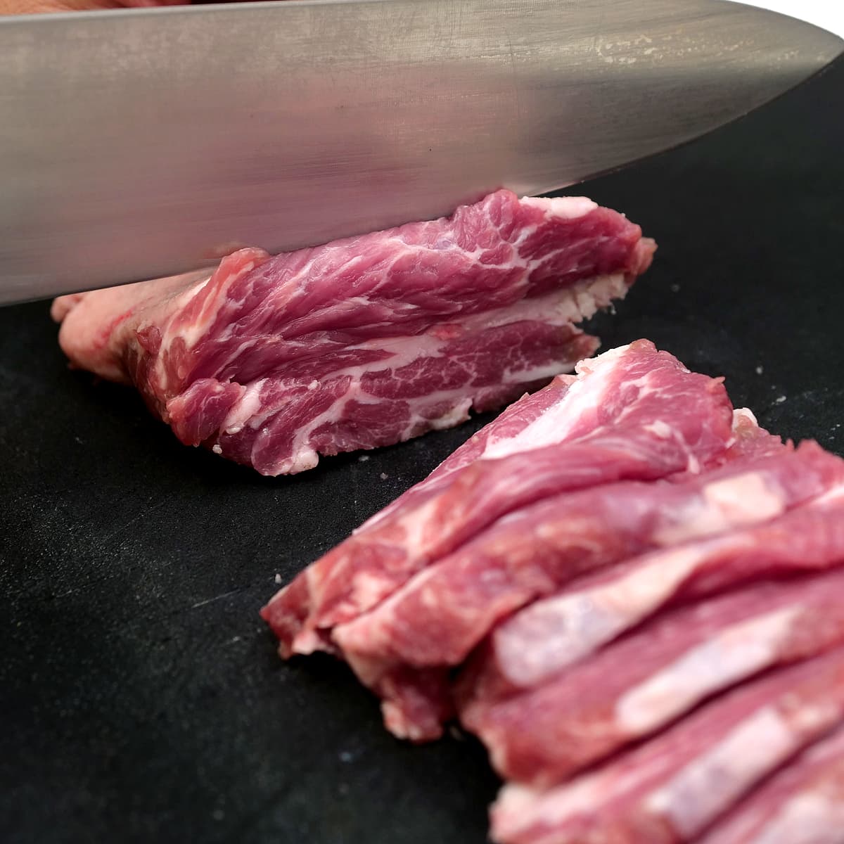 オーストラリア産チルドラム 肩ロース真空パック カットしている様子