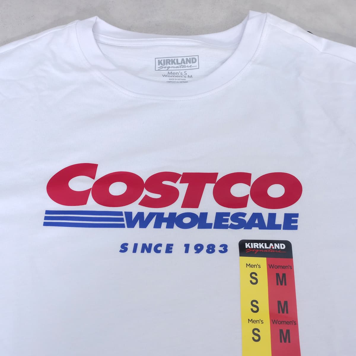 カークランドシグネチャー　COSTCOロゴTシャツ（ユニセックスロゴT）　胸元のロゴ