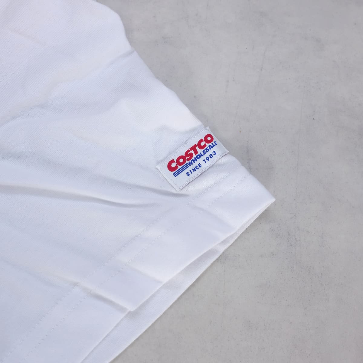 カークランドシグネチャー　COSTCOロゴTシャツ（ユニセックスロゴT）　袖のタグ
