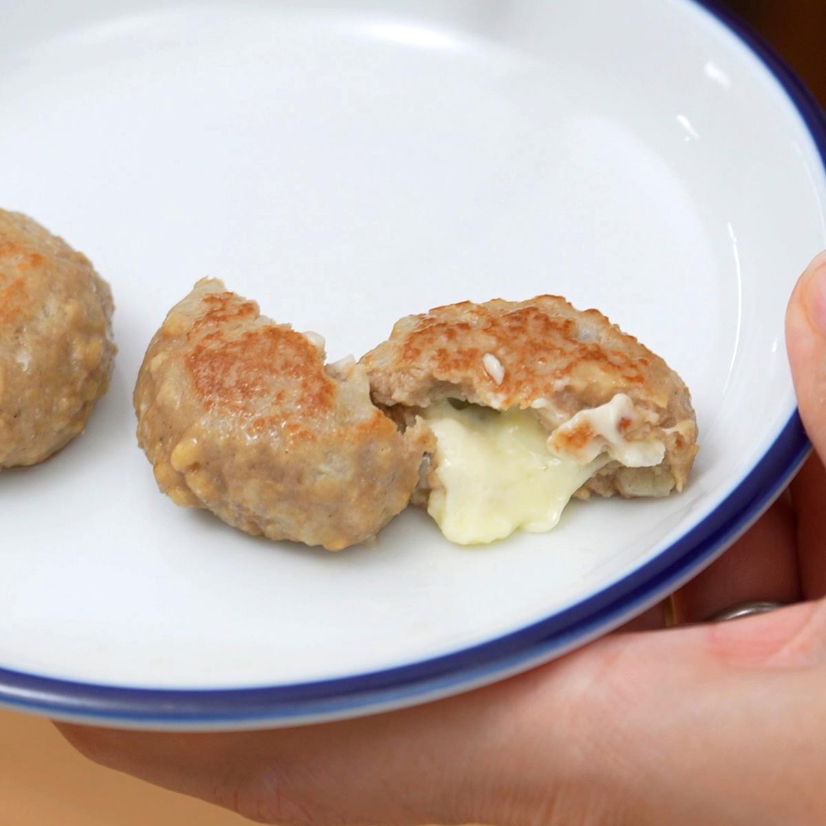 スターゼン　デリバーグ　ミニチーズイン　1kg　半分に割った（中からチーズが出てくる）