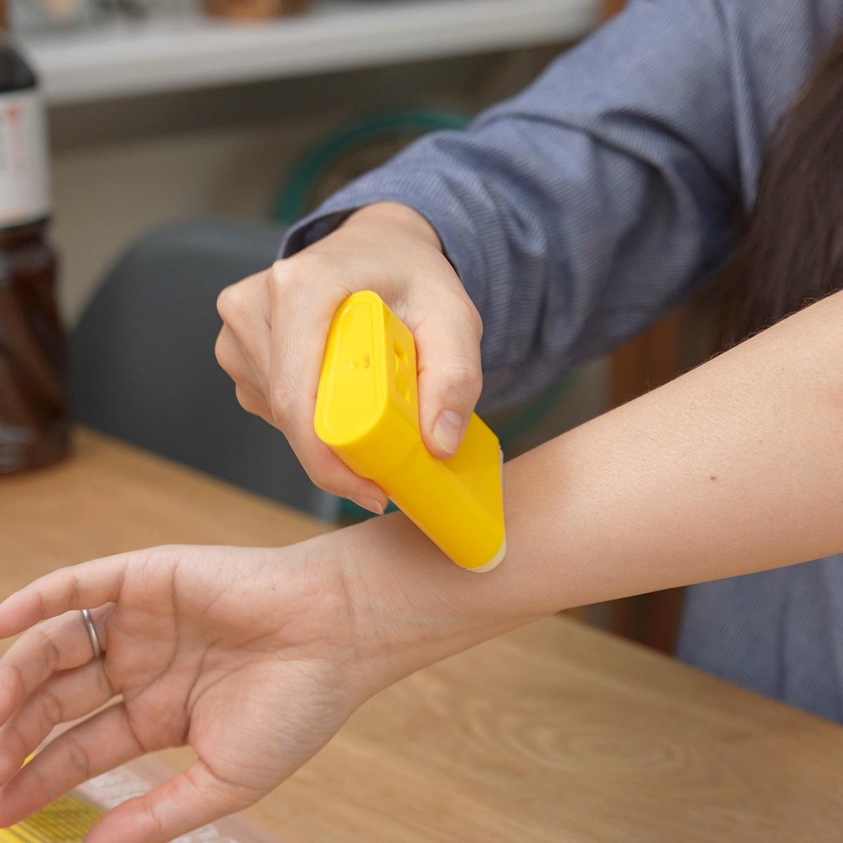 ネイチャーリパブリック パウダリーUVアロエスティック 2個(スティック状日焼け止め) 塗っている様子