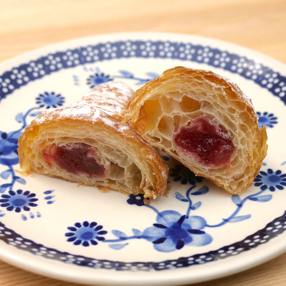 イチゴジャムミニクロワッサン　12個入　カット断面