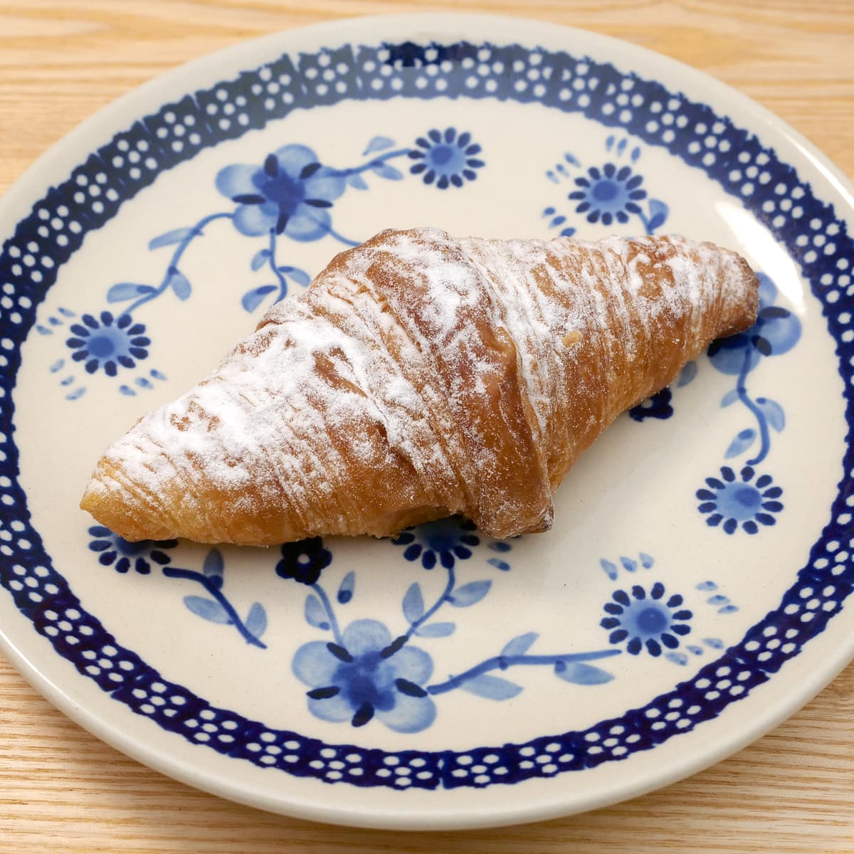 イチゴジャムミニクロワッサン　12個入　お皿にのせた