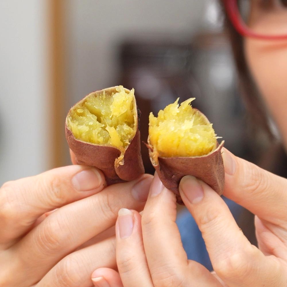 ヤキ蜜イモ　1040g（大容量パック）　冷たいまま半分に割った