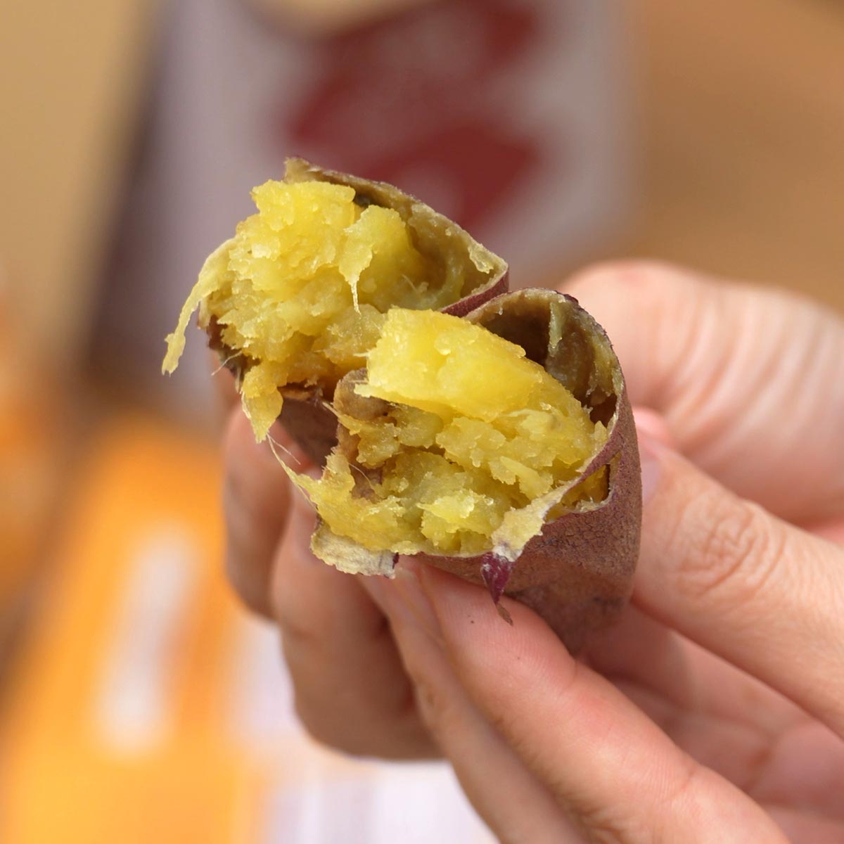 ヤキ蜜イモ　1040g（大容量パック）　焼いて半分に割った