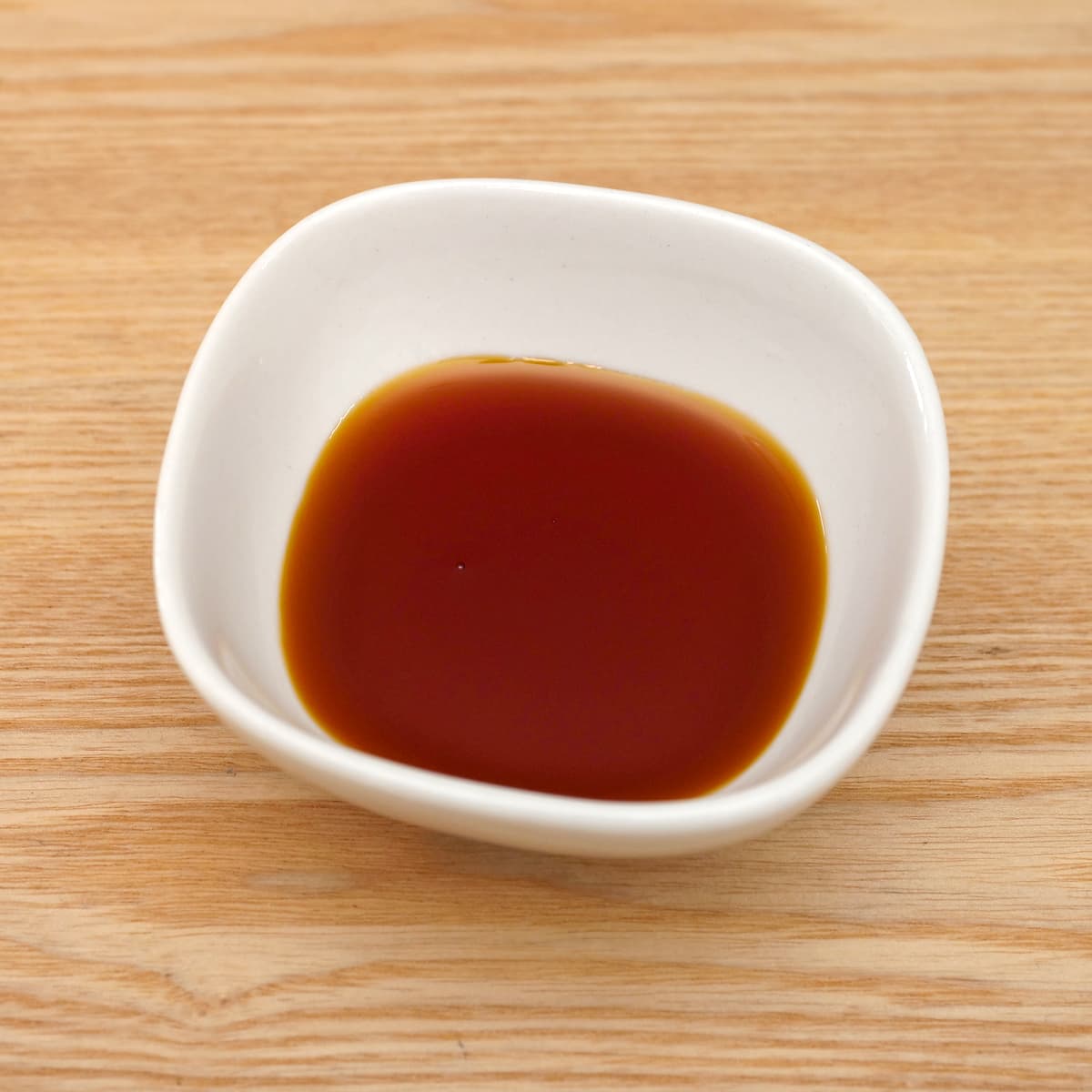 竹本油脂　純正胡麻ラー油　450g　小皿に出した
