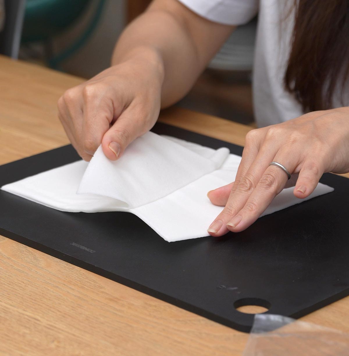 お米で作ったシート（ライスラップシート）　6ピース×6P　1枚剥がしている様子