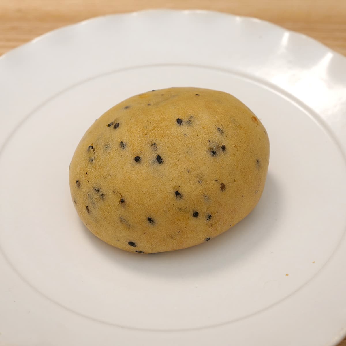 モチモチ黒ごまロール　1個