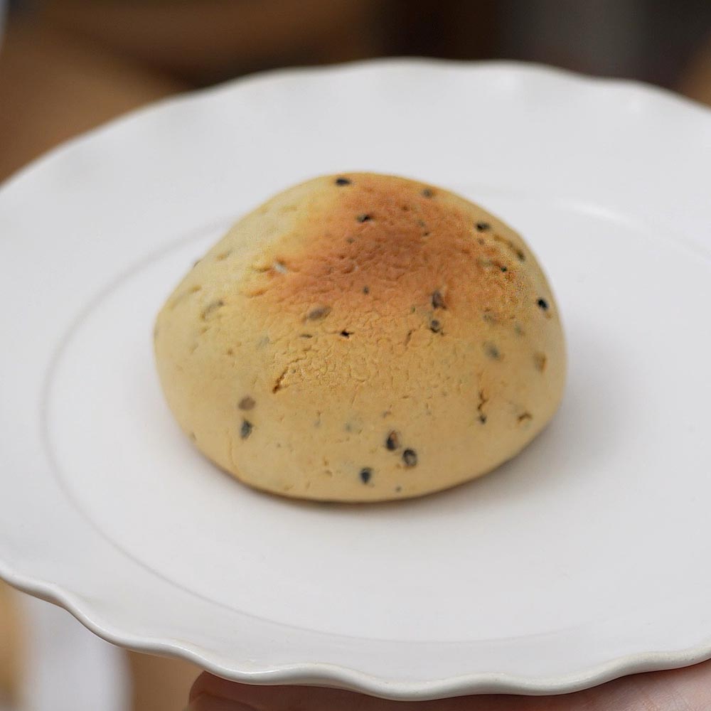 モチモチ黒ごまロール　トースターで焼いた