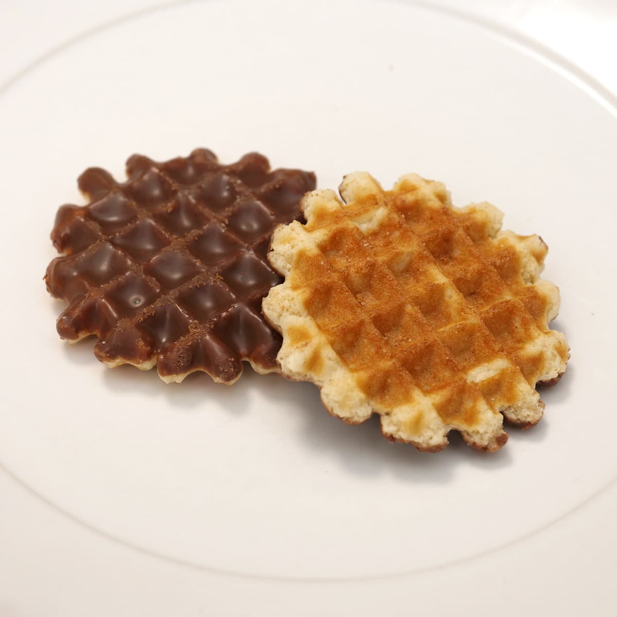 ワッフルマイスター ワッフルバイツチョコ 700g お皿に出した(表と裏)