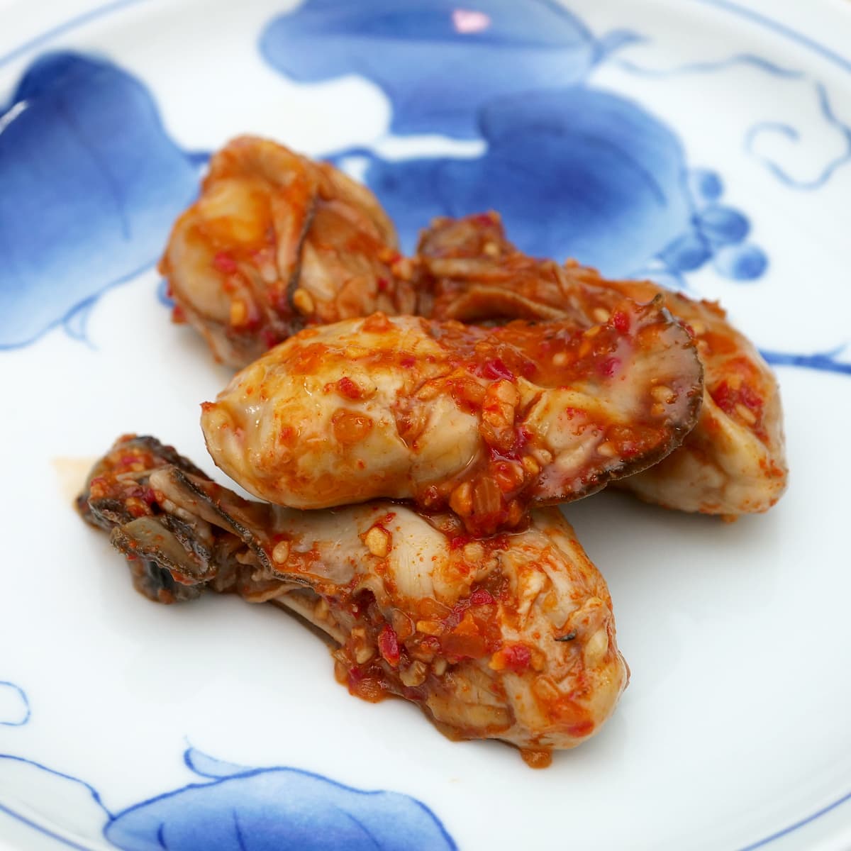 ヤンニョム蒸し牡蠣　お皿に盛り付け