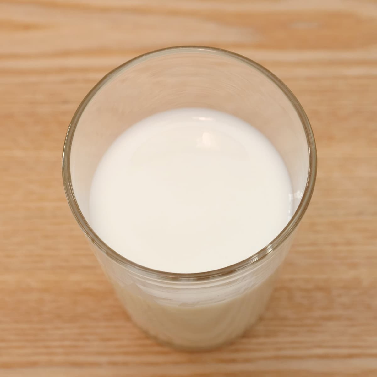 みどり牛乳　コップに注いだ