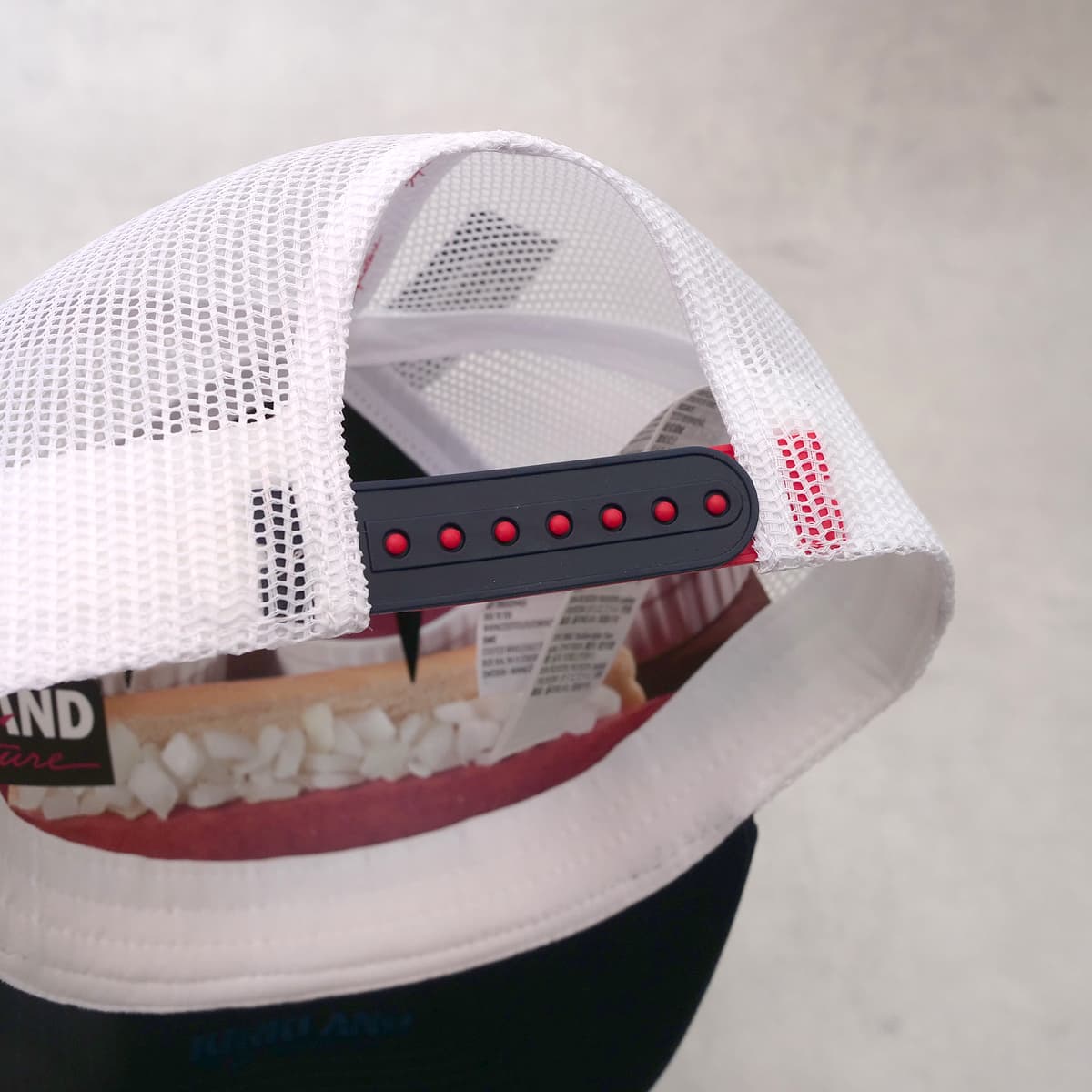 コストコ ロゴメッシュキャップ（カークランドシグネチャー　TRUCKER HAT）　うしろの留め具