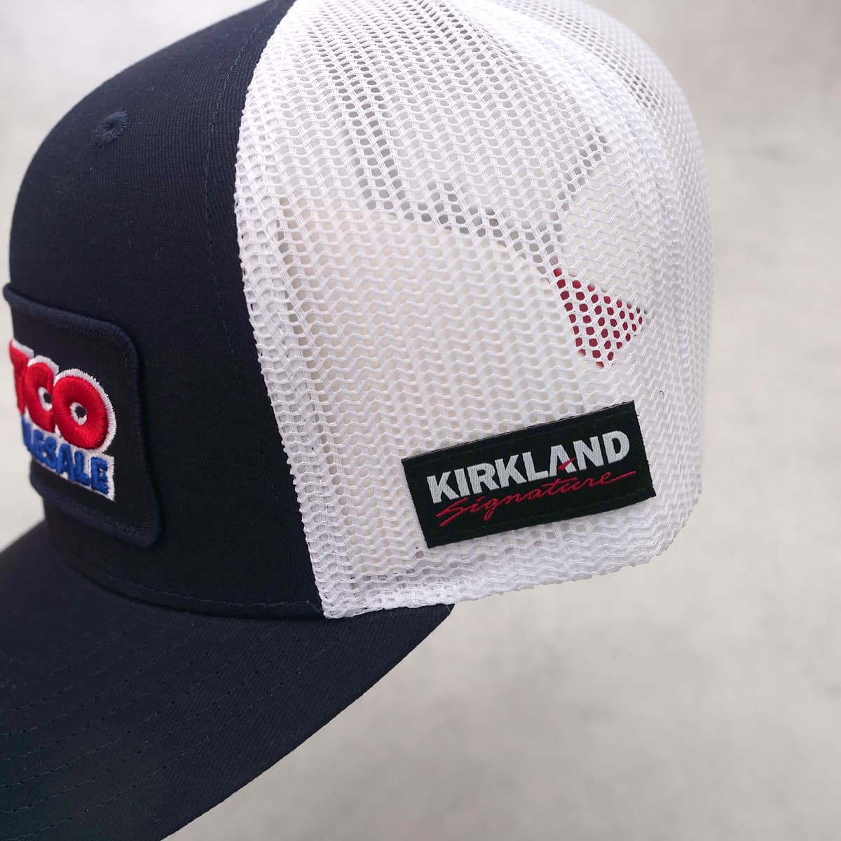 コストコ ロゴメッシュキャップ（カークランドシグネチャー　TRUCKER HAT）　サイドのタグ