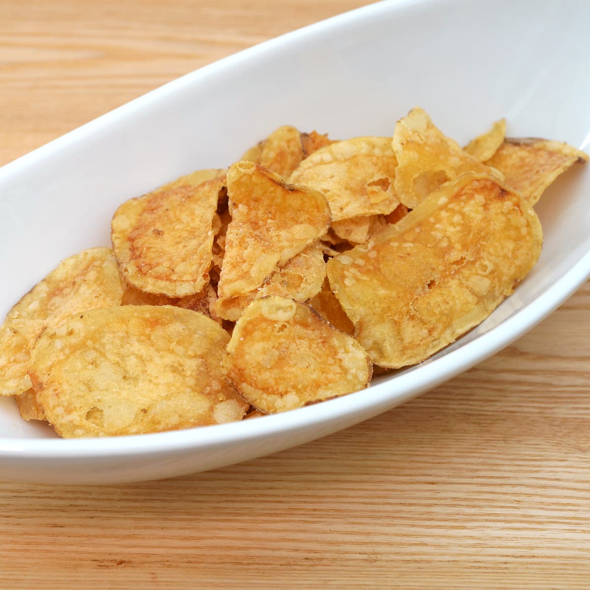 カバードブリッジ　ポテトチップス　シーソルト＆ビネガー味　567g　器に盛り付け