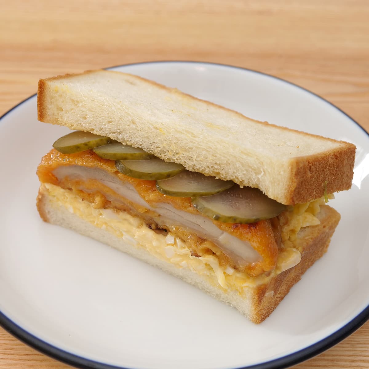 タルタルチキンカツサンド　ピクルスを挟んだ
