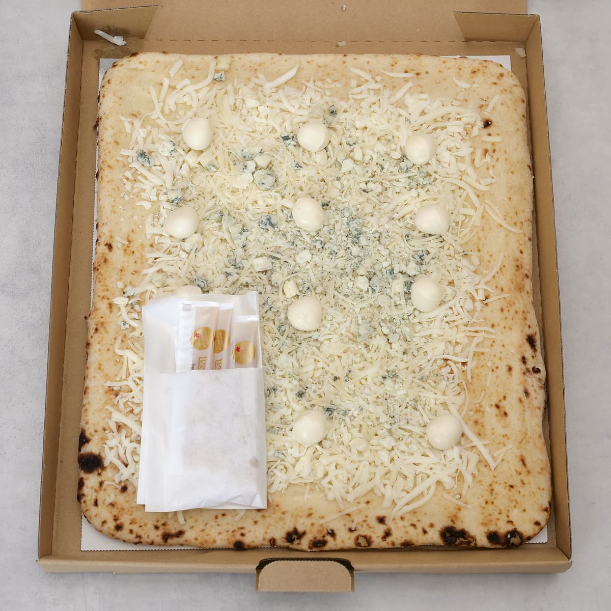 チーズとはちみつのピザ　開封