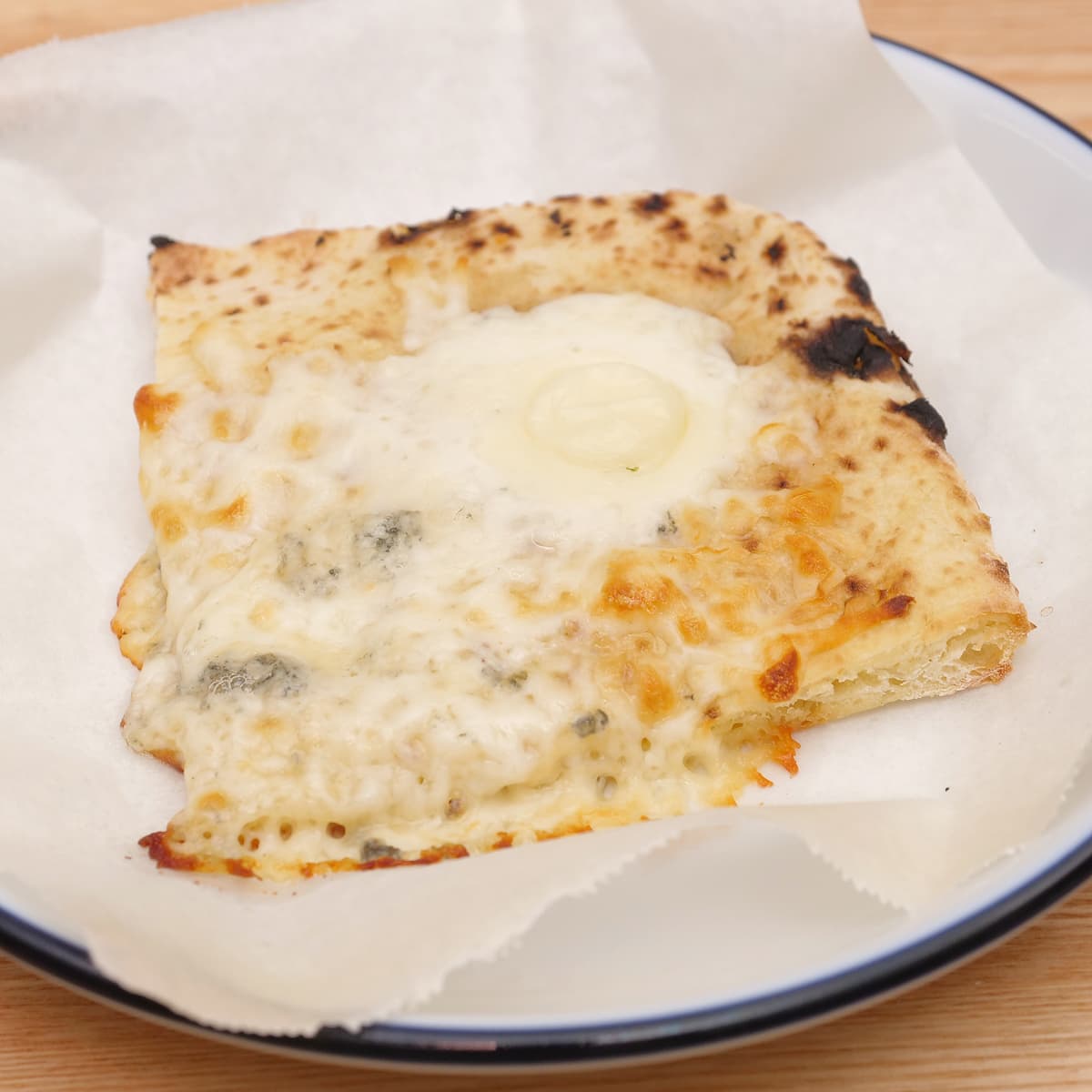 チーズとはちみつのピザ　焼いた
