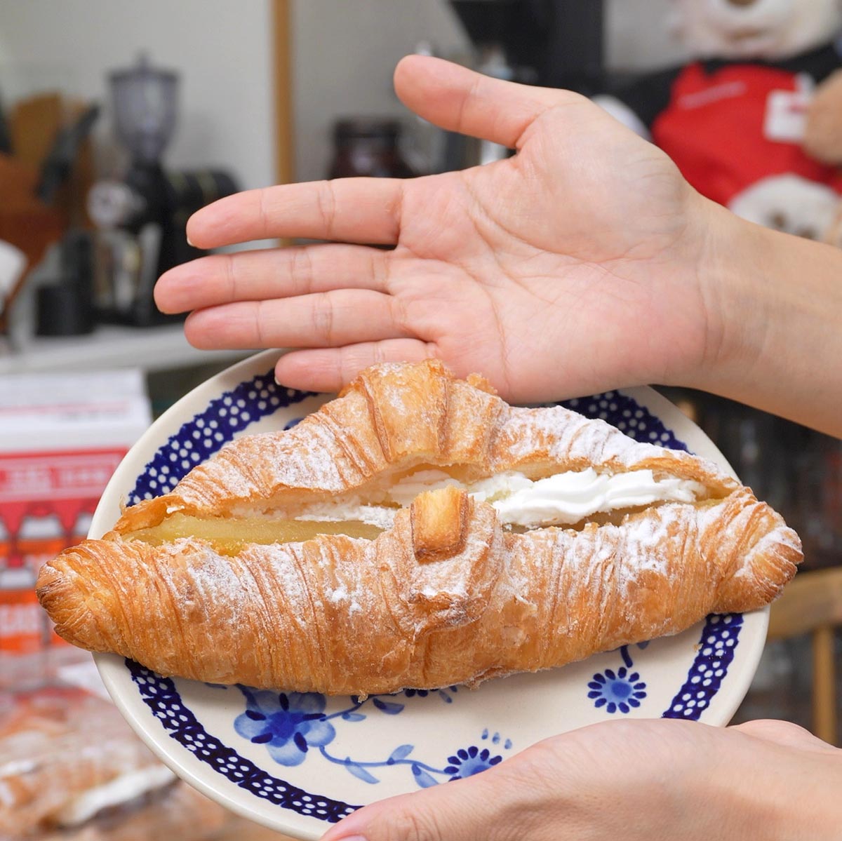 スイートポテトアンコクロワッサン　4個入り　手のひらよりも大きい